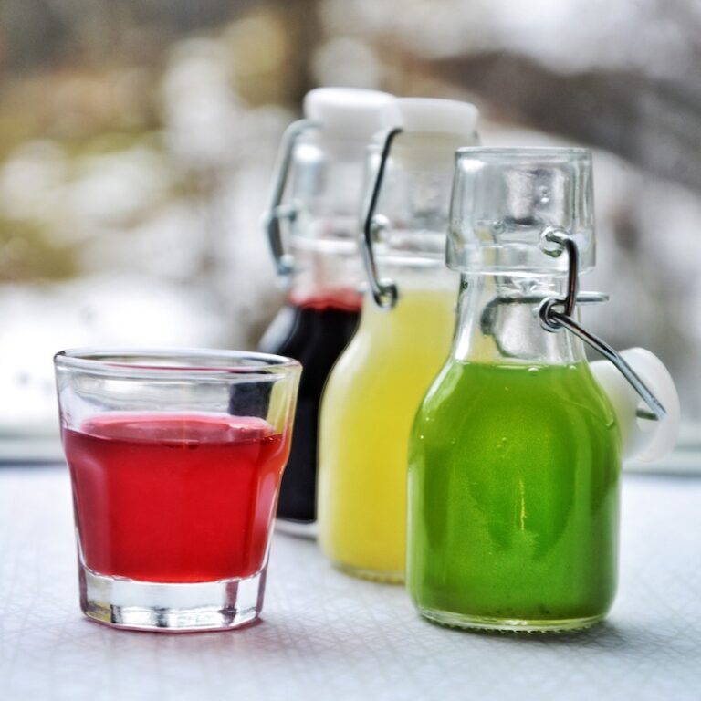 juice i ulike farger på små flasker