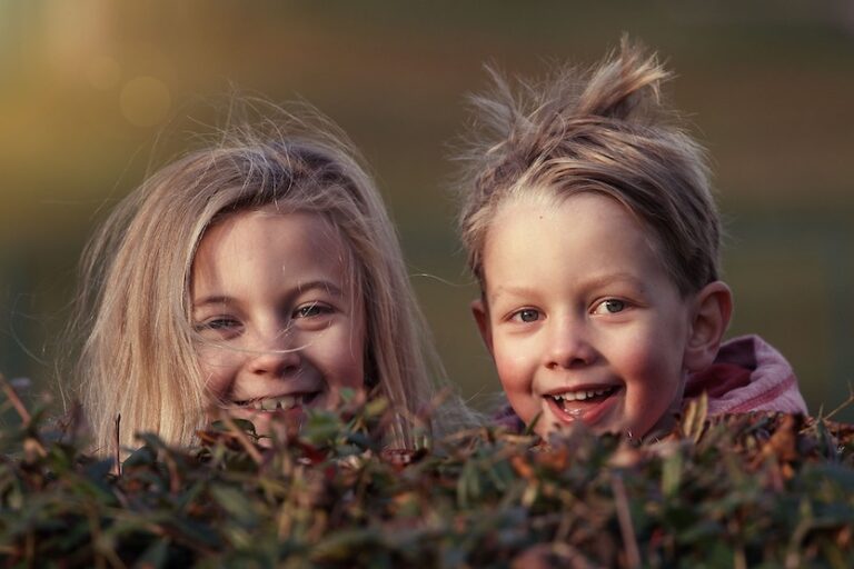 to barn i naturen som smiler mot kamera