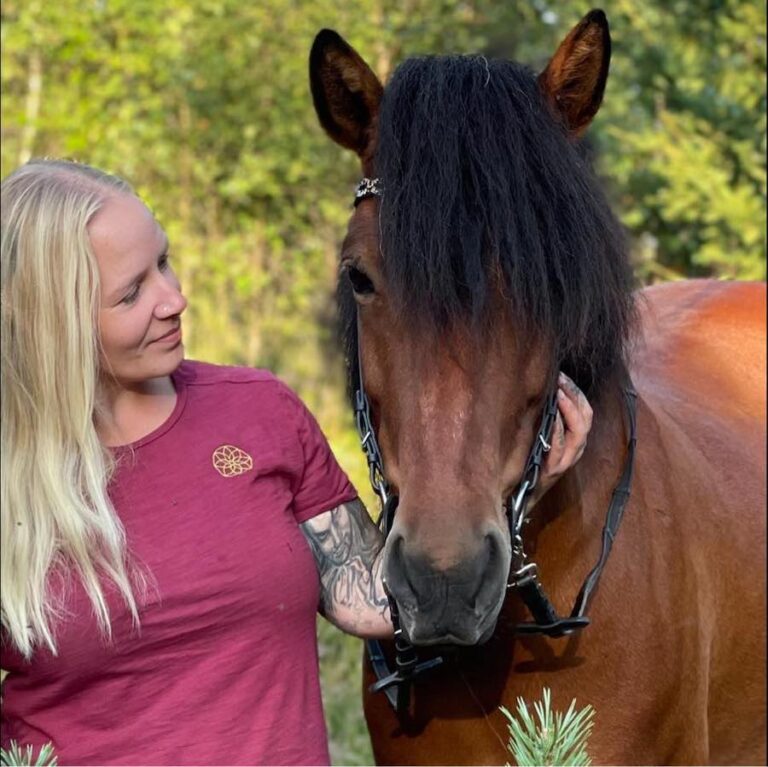 Cathrine Johansen med sin hest, omtale etter rideulykke