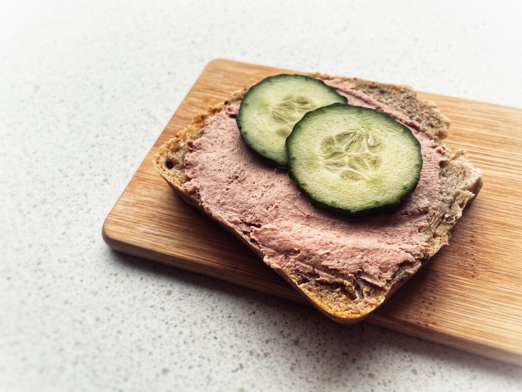 Brødskive med leverpostei og agurk