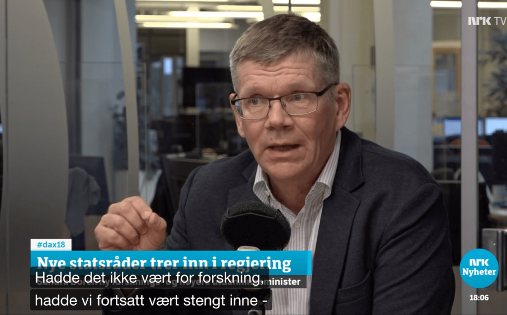 skjermdump fra NRK viser mann i studio, han har mørk jakke på og skjorte