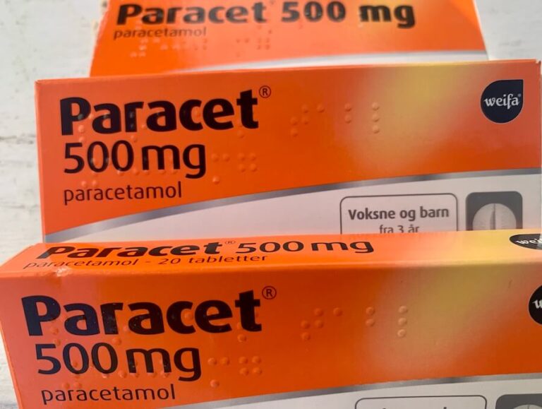 tre pakker med paracet, febernedsettende og smertestillende medikament