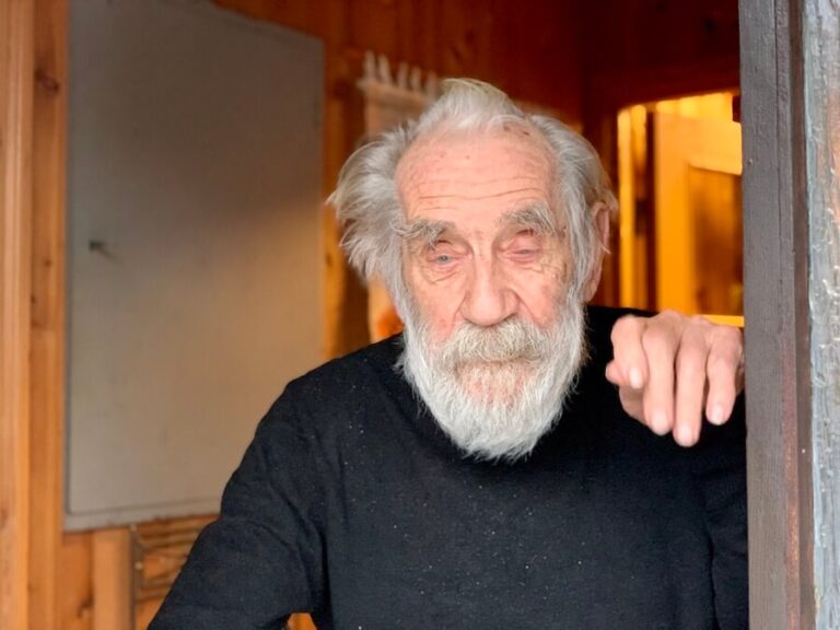 portrett av en gammel mann med grått hår og skjegg